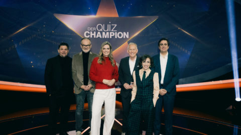 Von links: Tim Mälzer, Frank Plasberg, Julia Scharf, Johannes B. Kerner, Anna Thalbach, Bastian Pastewka © ZDF/Thomas Kierok